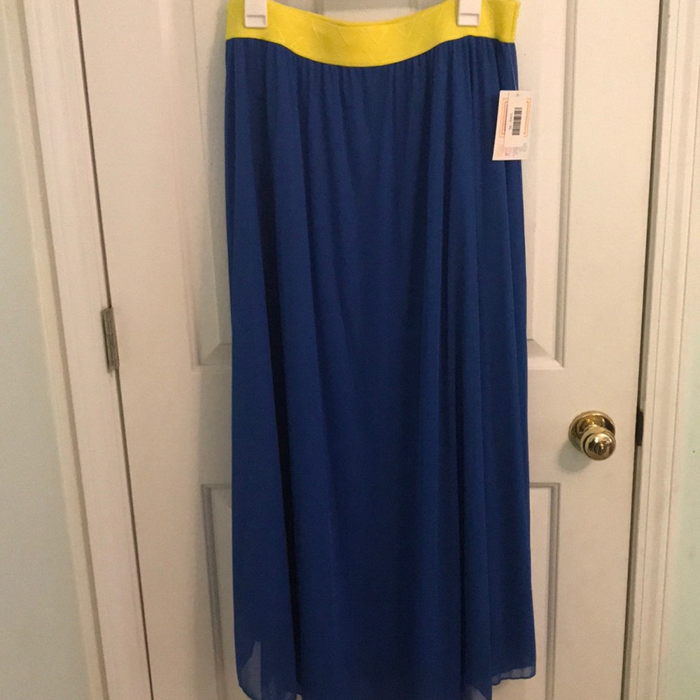 NWT LulaRoe Lucy. 🇺🇦 colors. Gorgeous skirt.